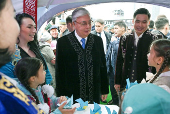 Фотография к новости: Токаев в Алматы посетил "Наурыз Фест" и побывал в "Робо-юрте"