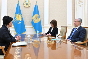 Фотография к новости: Президент побеседовал с народной артисткой Казахстана Жанией Аубакировой