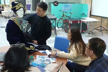 Фотография к новости: Робота-портье в национальном костюме собрали школьники из Экибастуза