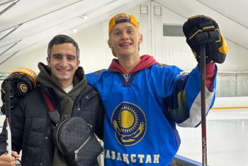 Даня Милохин после победы над блогером из Индии решил стать хоккеистом в Казахстане