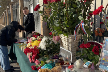 Фотография к новости: Теракт в “Крокусе”: казахстанцы несут цветы к посольству России в Астане