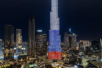 Самое высокое здание в мире подсветили цветами российского флага в память о жертвах теракта