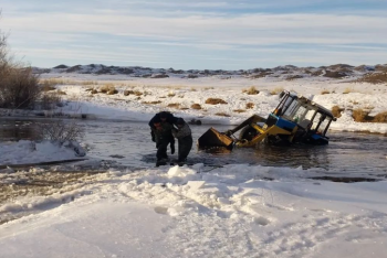Из застрявшего в реке трактора спасли мужчину в области Абай