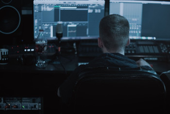 Фейк о "прослушке" телефонных разговоров распространяют через WhatsApp