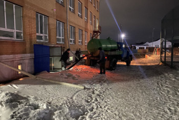 В Кокшетау талыми водами подтопило школу