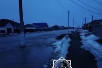 Талые воды хлынули в поселок Шубаркудук Актюбинской области