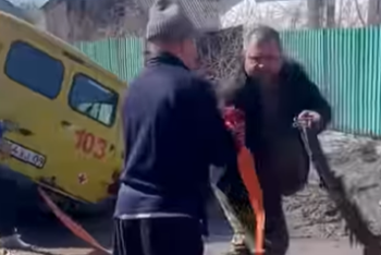 "Скорая" основательно застряла в грязи в Караганде