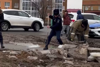 Фотография к новости: Почти 400 человек откачивают талые воды в ЗКО