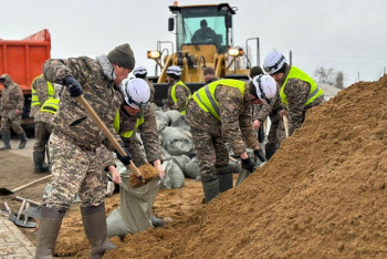 Фотография к новости: Спасатели предотвратили подтопление посёлка Агадырь в Карагандинской области