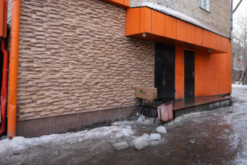 Костанайца едва не убило льдиной, упавшей с крыши многоэтажки