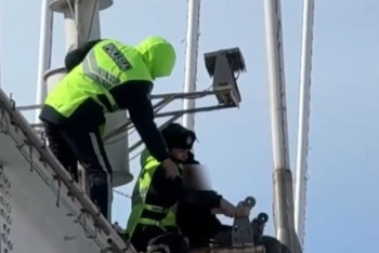 Женщина пыталась сброситься с моста в Астане