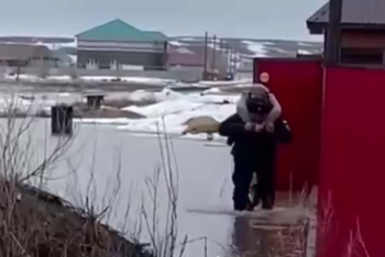 Воспитателей детсада на спинах эвакуировали спасатели в Актобе