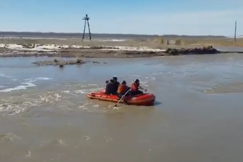Спасатели организовали переправу через ручей для жителей ВКО