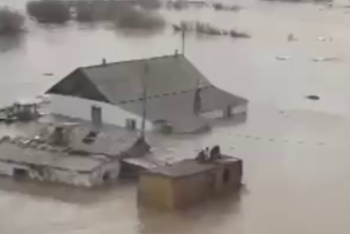 Вертолёт используют спасатели для помощи жителям сёл в Костанайской области