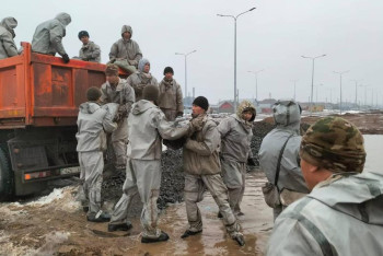 Военнослужащие пришли на помощь жителям Уральска