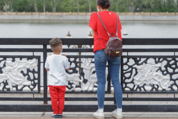 Фотография к новости: Нет ни одной нормы, позволяющей отбирать детей из семей - Минпросвещения