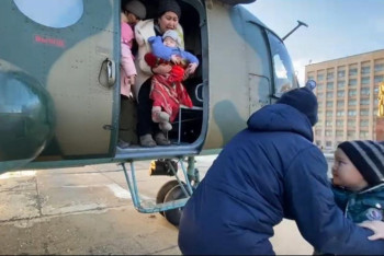 Более 100 человек перевезли в безопасные места летчики Минобороны РК