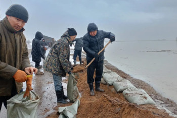Волонтеры подключились к ликвидации паводковой ситуации в Костанайской области