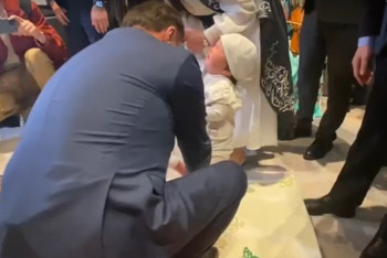 Глава Минтуризма и спорта Ермек Маржикпаев провёл обряд "Тұсау кесу" в Пекине