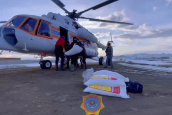 Вертолёт доставил продукты и медикаменты в затопленное село области Абай