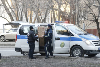 Полицейские помогают в отправке гуманитарной помощи для пострадавших от паводков