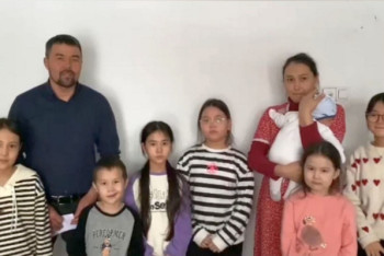 Семья с 8 детьми попала в ледяной плен на трассе в Актюбинской области