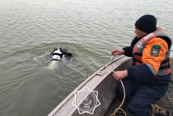 Унесло на льдине: тело рыбака нашли на Алаколе