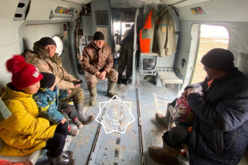 Спасатели с помощью вертолёта разыскали деда и внучку в области Абай