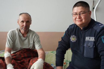 Талые воды в поселке Уштобе: участковый раздал хлеб жителям