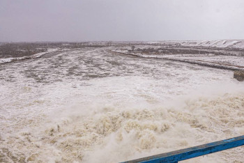 Ледяные глыбы взорвали в Актюбинской области, чтобы спасти мост от талых вод