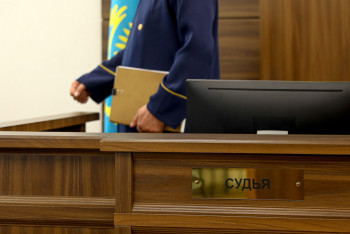 Блогера из Атырау оштрафовали за шапку прокурора