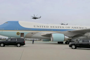 Фотография к новости: Журналистов попросили прекратить воровать сувениры из самолета президента США