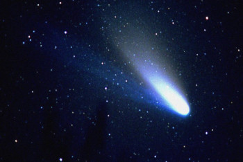 Комета с криовулканами летит к Земле