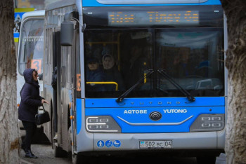 Проезд в автобусах стал бесплатным для пенсионеров и инвалидов в Актобе