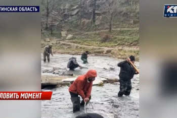 Голыми руками ловят рыбу после прорыва дамбы на Ворошиловском озере близ Алматы