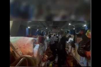 Пассажиры трех автобусов попали в ловушку на затопленной дороге