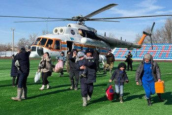 Фотография к новости: Спасение людей с крыши трактора во время паводка – пилот вертолёта рассказал подробности