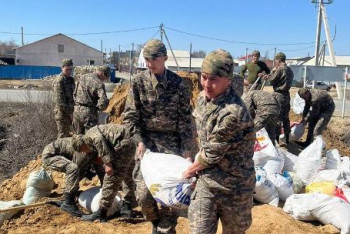 Фотография к новости: Около двух тысяч казахстанцев эвакуировали военные летчики из зон затопления