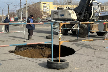 Фотография к новости: Огромная дыра в асфальте образовалась на одной из улиц Павлодара