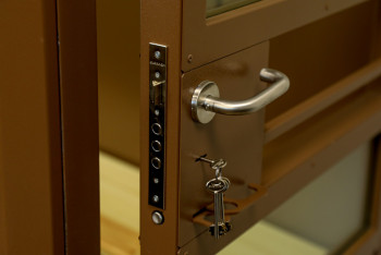 Ударившего ножом спасателя мужчину арестовали на два месяца в ЗКО