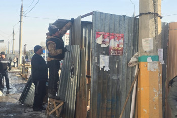 Фотография к новости: В Костанае начали демонтировать расположенный на тротуаре рынок