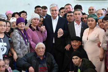 Фотография к новости: Президент посетил эвакуационный пункт в Каратобинском районе ЗКО