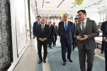 Фотография к новости: Токаев посетил ковроткацкую фабрику в Хиве