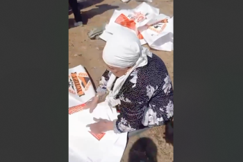 80-летняя бабушка принимает участие в борьбе с паводками в Атырау