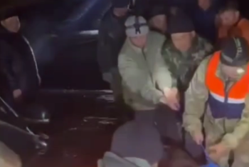 Авто с четырьмя пассажирами едва не унесло талой водой в СКО