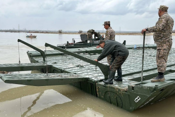 Военные инженеры оборудовали паромную переправу через реку в Актюбинской области