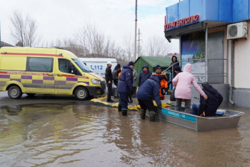 Фотография к новости: Эвакуированная из Кульсары женщина родила ребёнка в машине скорой помощи