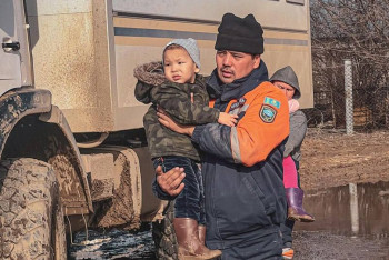 С начала паводков в Казахстане спасли более 16 тысяч детей