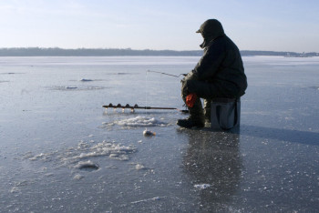 Спасение провалившихся под тонкий лёд рыбаков сняли на видео в ВКО