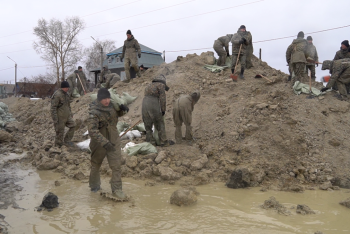 Фотография к новости: В Актобе эвакуируют жителей садоводческих коллективов
